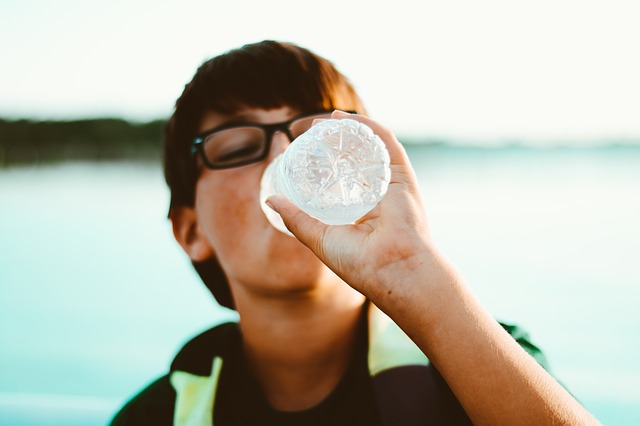 un-chico-tomando-agua