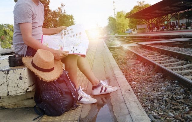 mujer-sentada-cerca-de-vías-de-tren