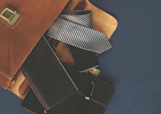 23 Artículos Esenciales que Necesitas para un Viaje de Negocios