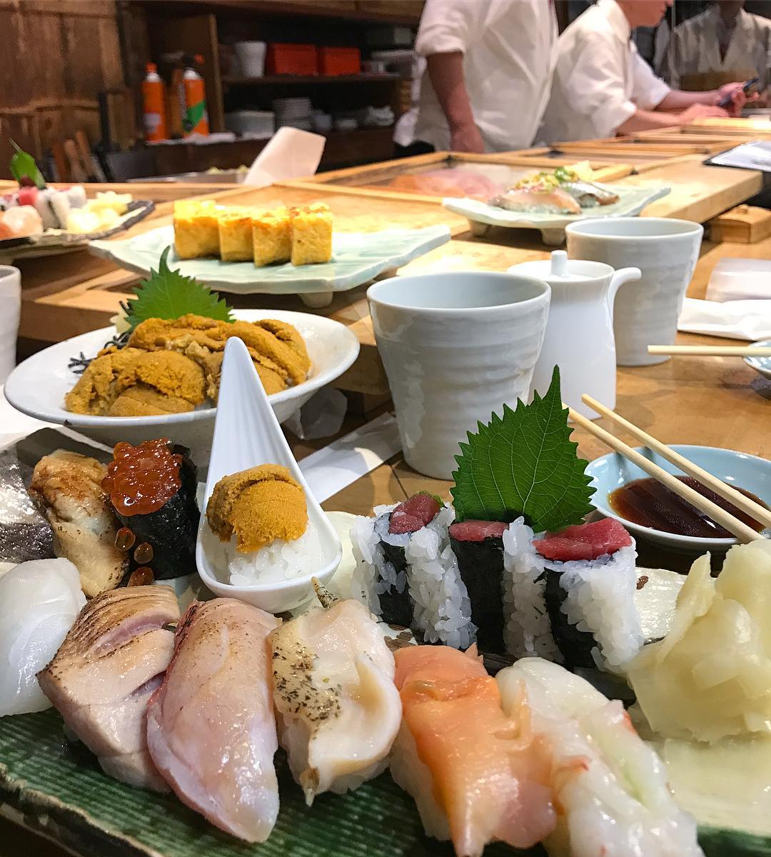 Sushi-en-el-mercado-de-pescado-Tsukiji