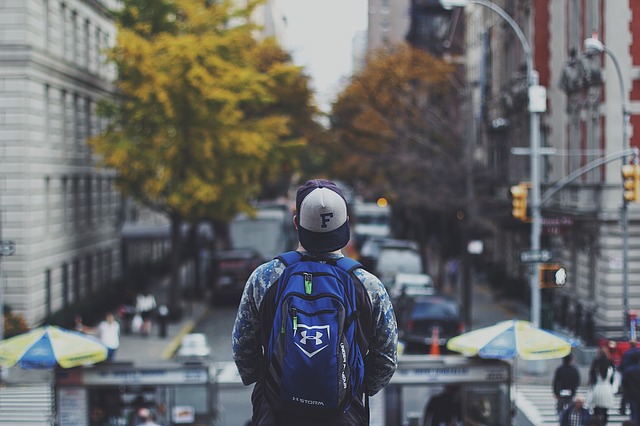 hombre-con-mochila-de-viaje-en-ciudad