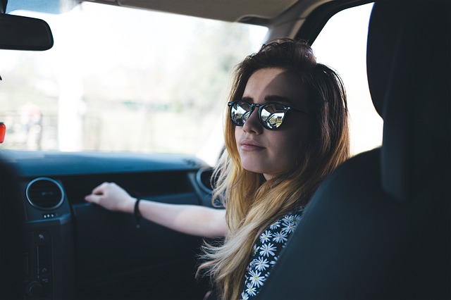 mujer-de-copiloto-en-coche