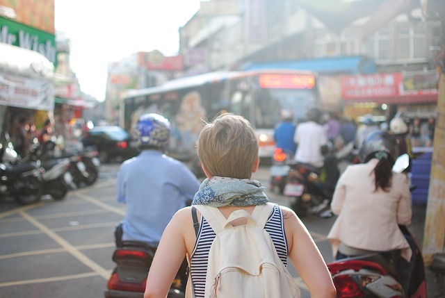 mujer-viajando-con-mochila