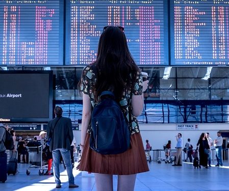 Mujer-de-pie-en-aeropuerto