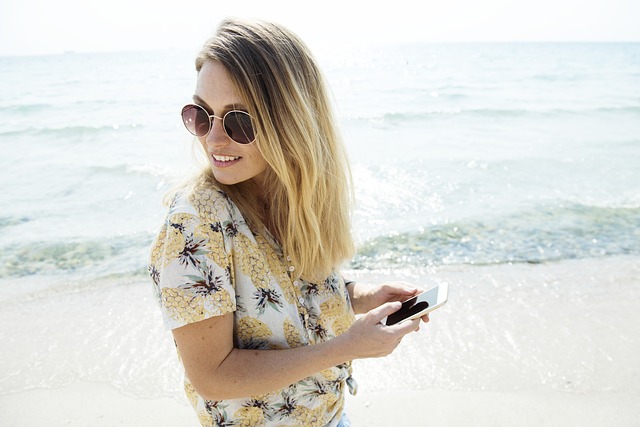 Mujer-en-la-playa-con-móvil