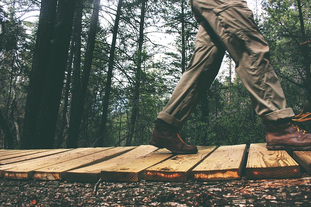 hombre-con-pantalones-de-trekking-y-montaña