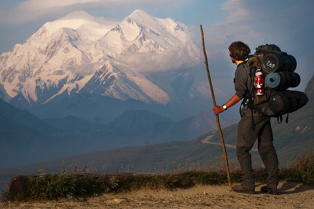 hombre-haciendo-trekking-en-montaña