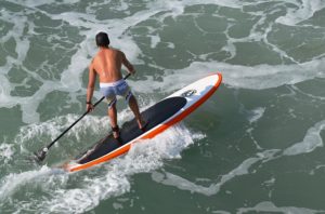 hombre-paddle-surf