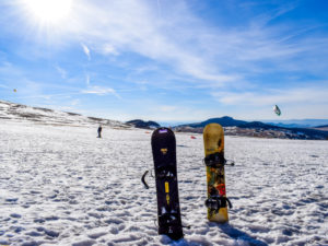 tablas-de-snowboard-en-la-nieve