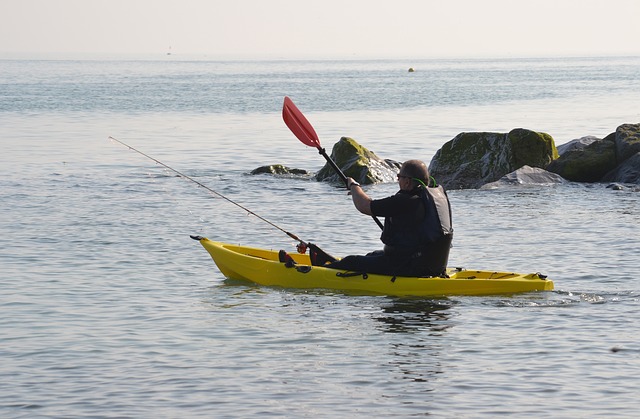 hombre en kayak de pesca