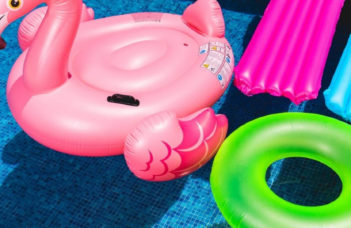 Los 7 Mejores Flotadores Gigantes Para Tomar El Sol En La Piscina O Playa