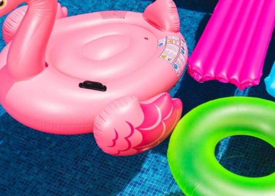 Los 7 Mejores Flotadores Gigantes Para Tomar El Sol En La Piscina O Playa