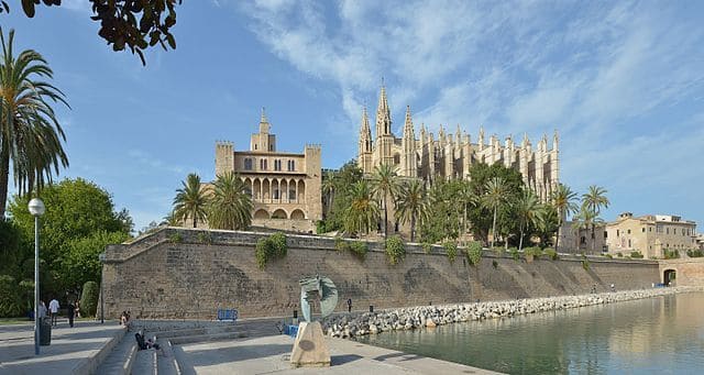 Palacio-Real-de-la-Almudaina-Que-ver-en-Palma-de-Mallorca-en-un-dia