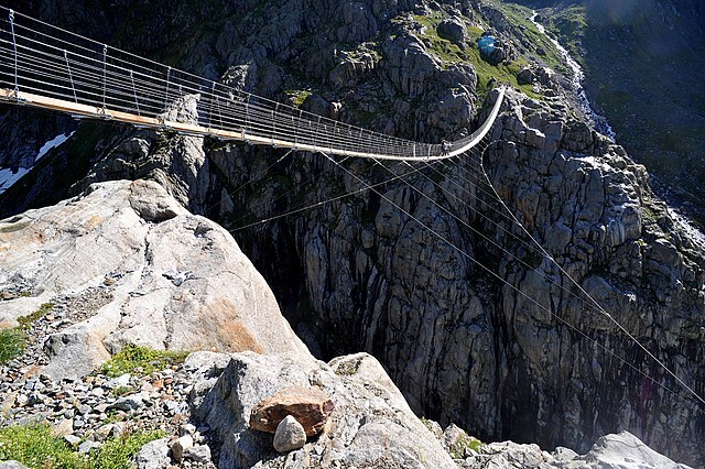 Puente-de-suspension-sobre-los-glaciares-Trift