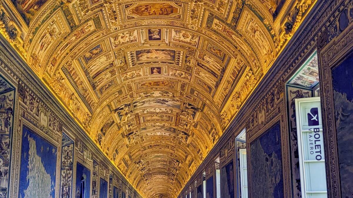 Adentro el museo del vaticano