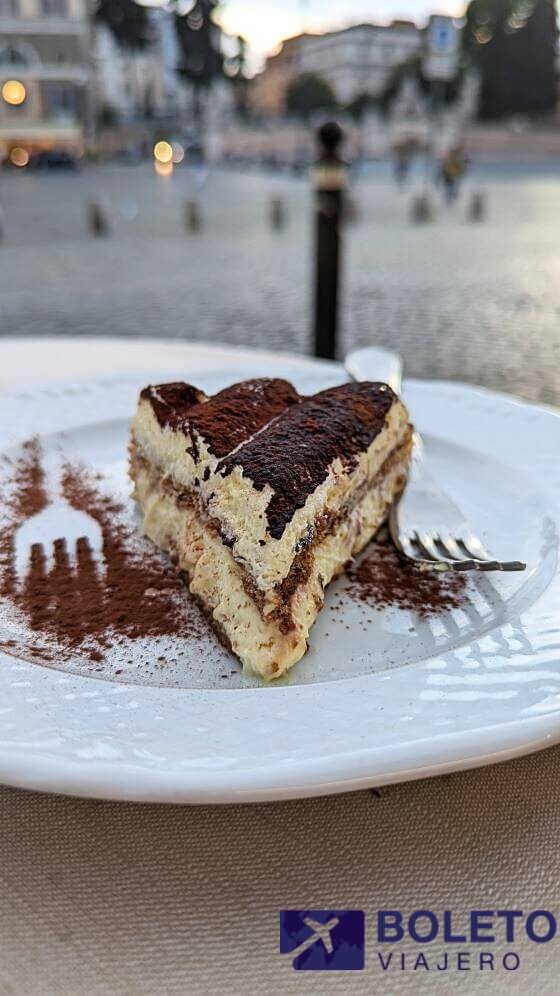 Comiendo un tiramisu en frente de la Plaza del Popolo