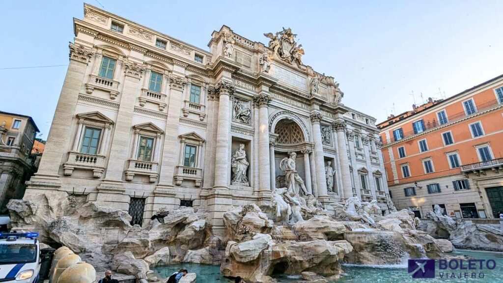 Fuente de trevi de dia