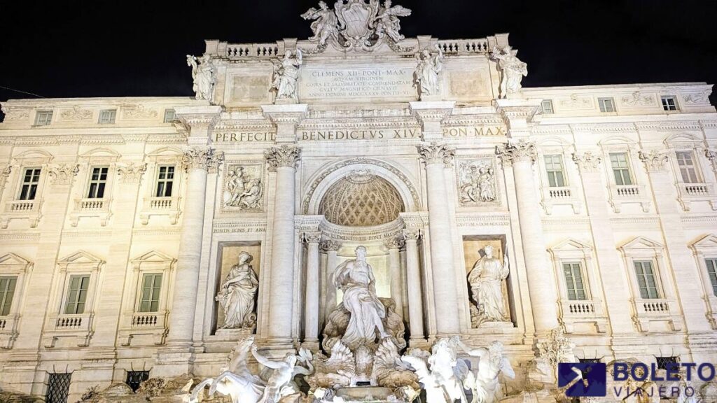 La Fontana di Trevi, con casi 50 metros de frente