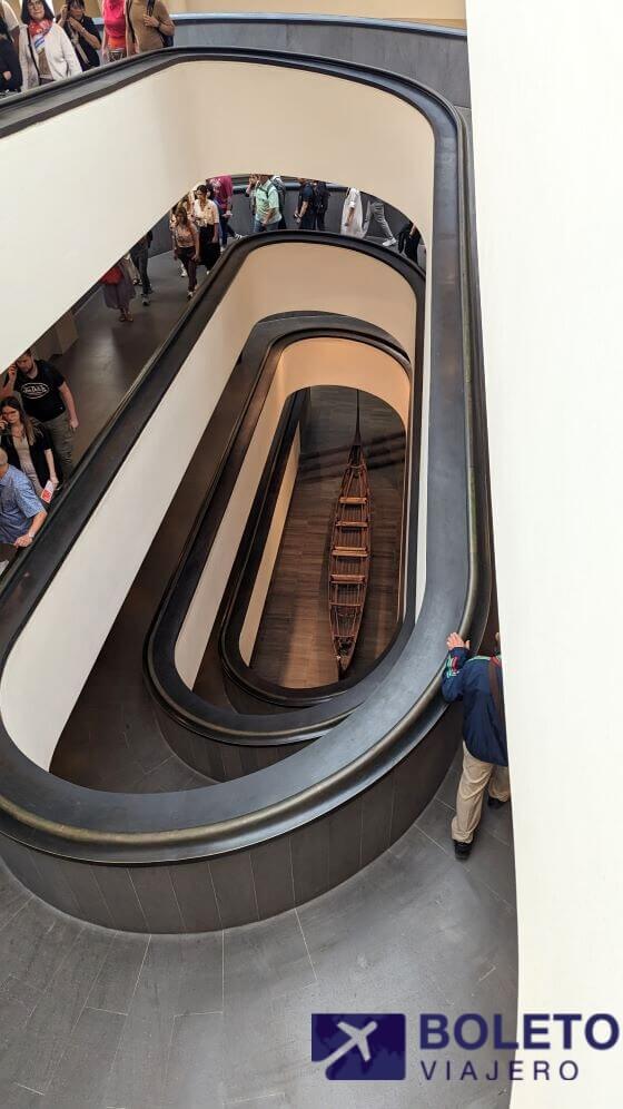 Las escaleras de Giuseppe Momo, dan salida a los Museos Vaticanos