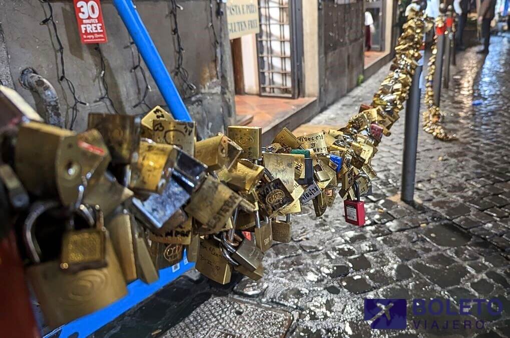 candados colgados cerca de la fuente de trevi