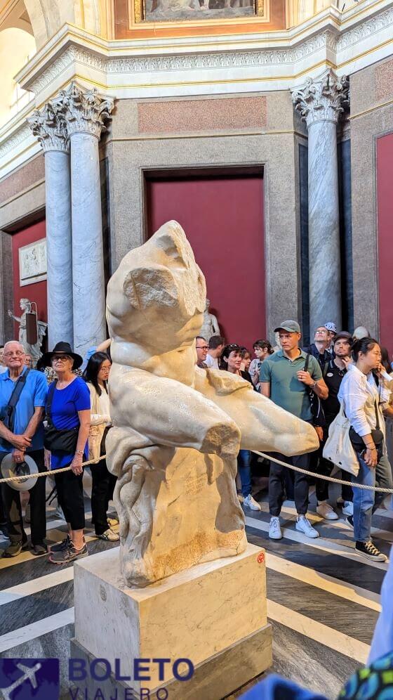 estatua adentro el museo del vaticano