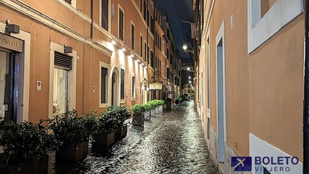 una calle estrecha en Roma