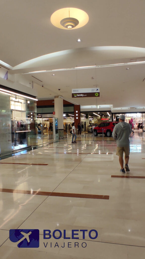 Al pasar la puerta de entrada, ya se deja ver parte de lo que se puede hacer en el centro comercial de Carcaixent