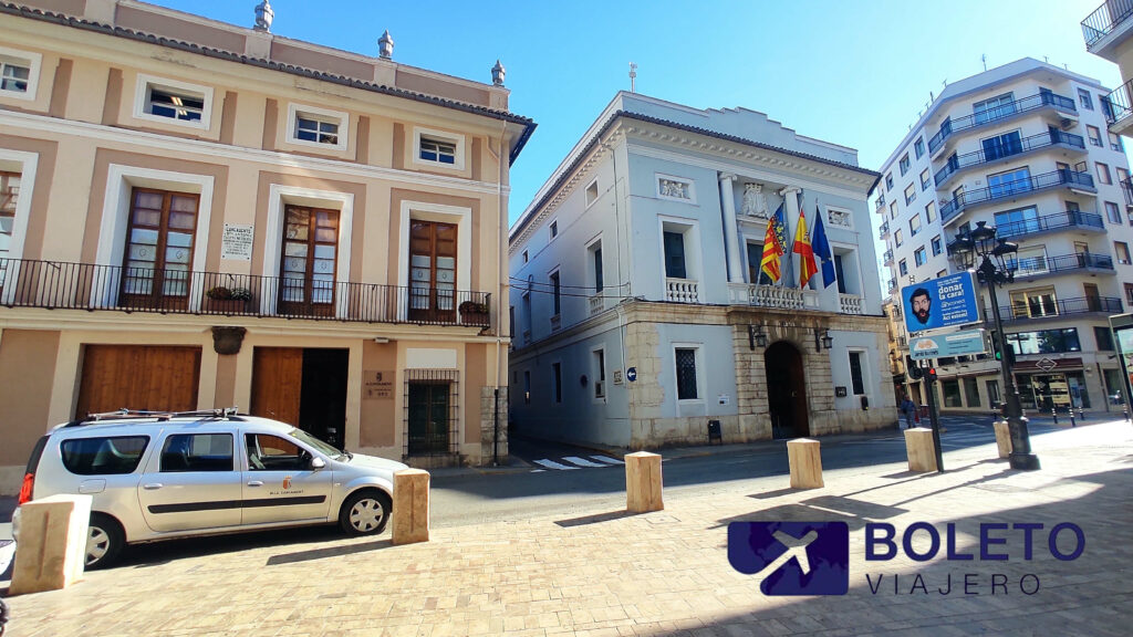 Algunas de las edificaciones oficiales que se ven desde la Plaça Major de Carcaixent