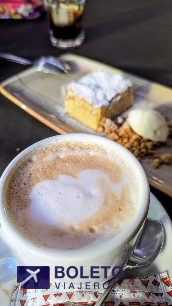 Bizcocho de almendras con un café con leche