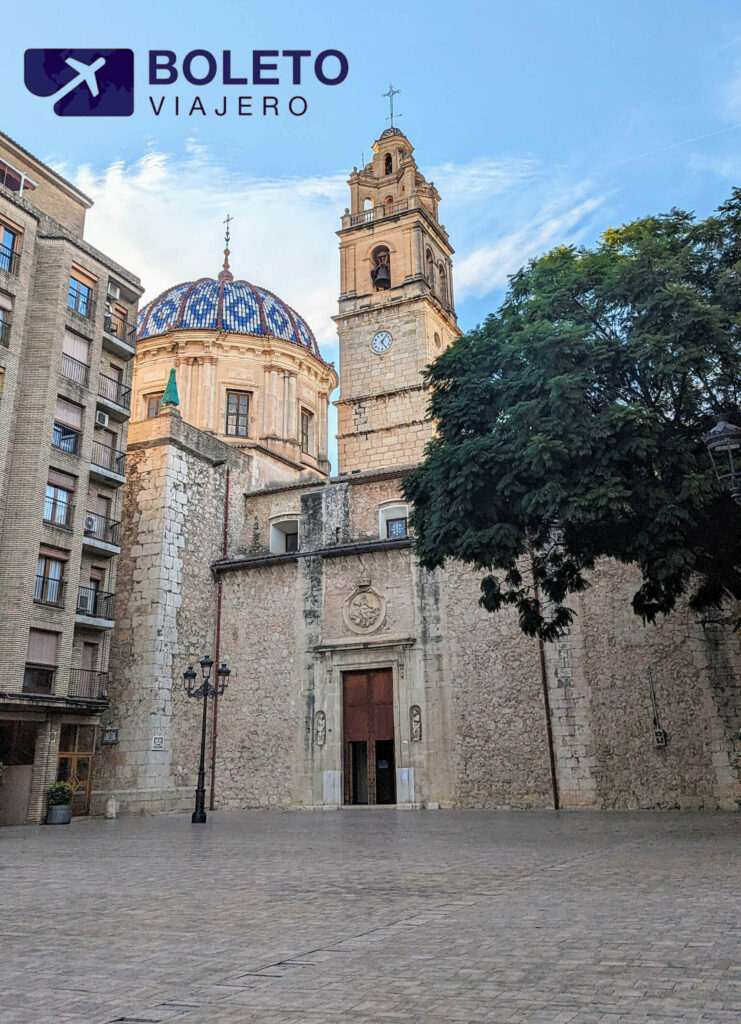 Campanario de la Iglesia de la Asunción de Carcaixent, su cúpula y puerta lateral