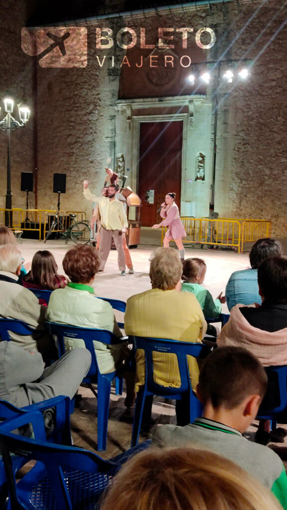 Durante la presentación de la compañía de teatro “La Otra Danza” en Carcaixent