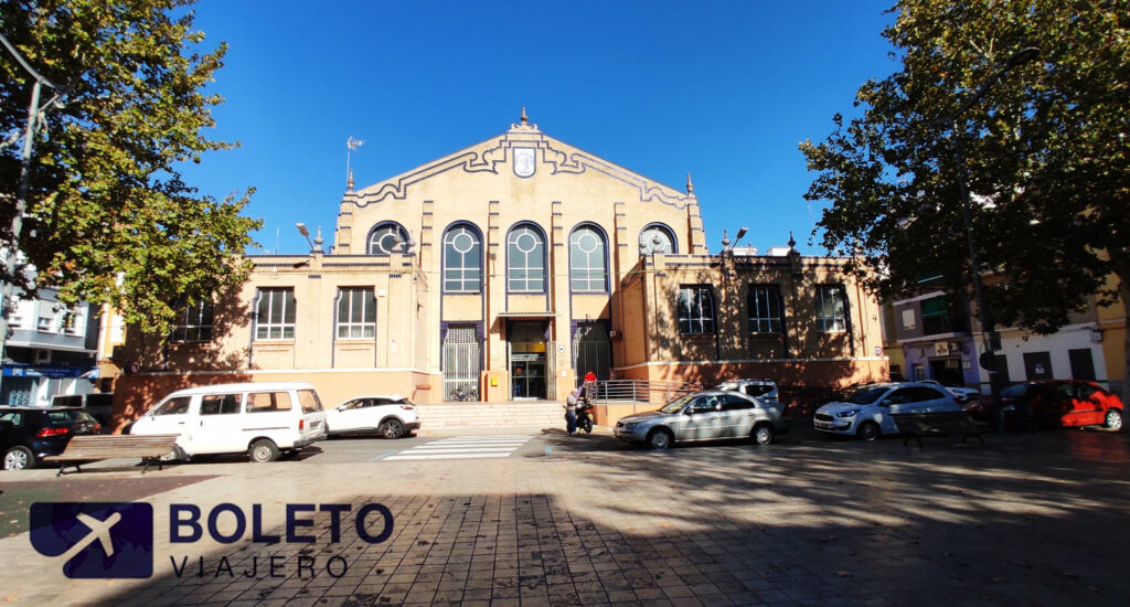 Fachada y entrada del Mercado Municipal de Carcaixent visto desde la Plaça del Mercat