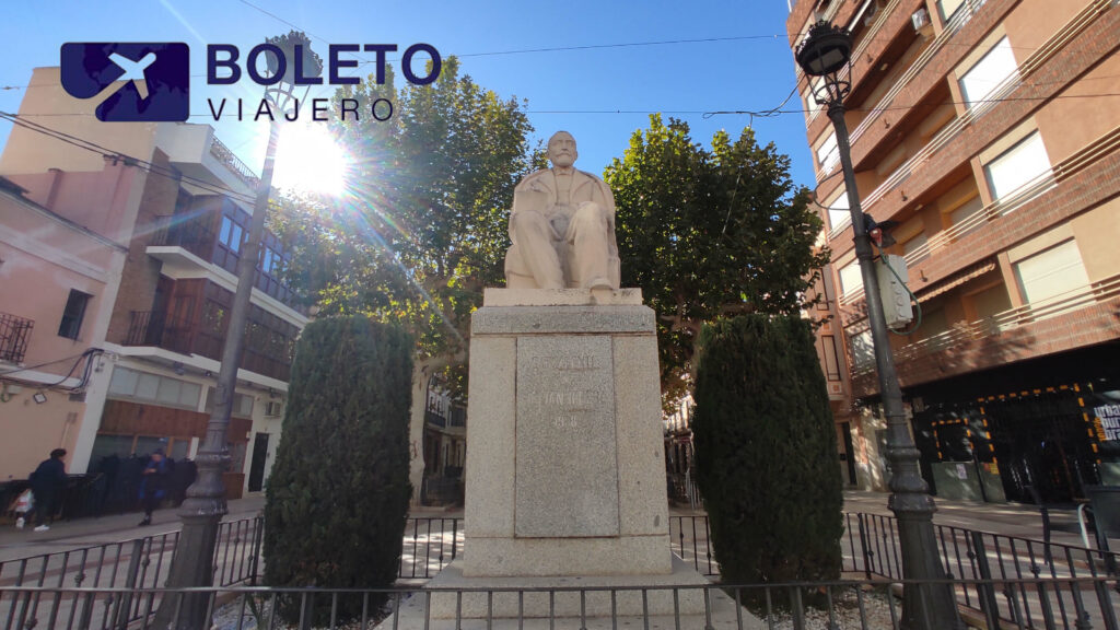 La estatua en honor a Julián Ribera al inicio de El Passeig de Carcaixent