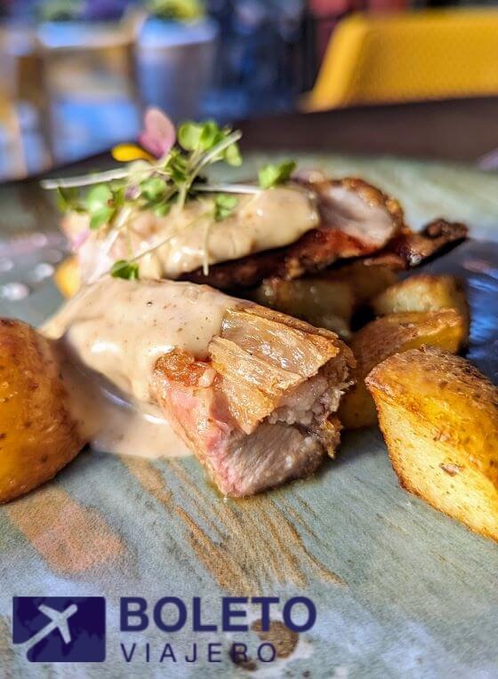 Lagarto de cerdo a la brasa con salsa de setas