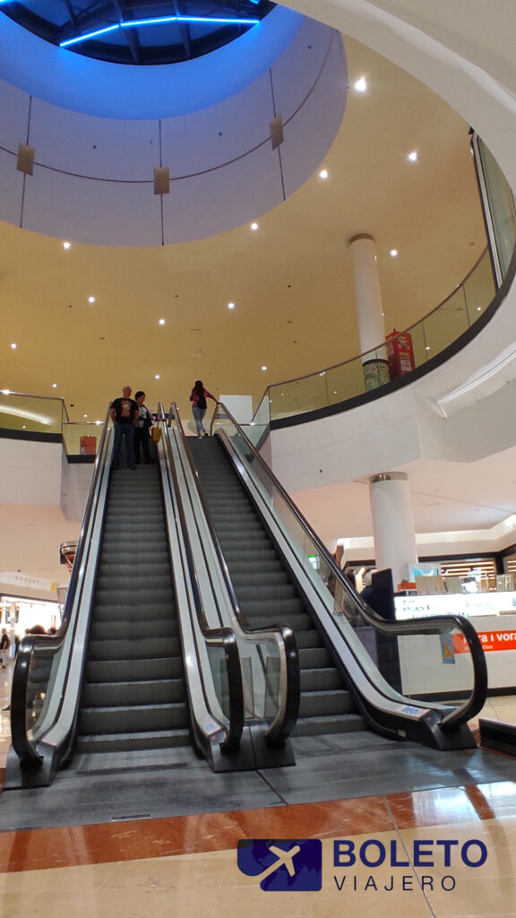 Las escaleras eléctricas del centro comercial de Carcaixent y parte de los llamativos e interesantes detalles de la infraestructura