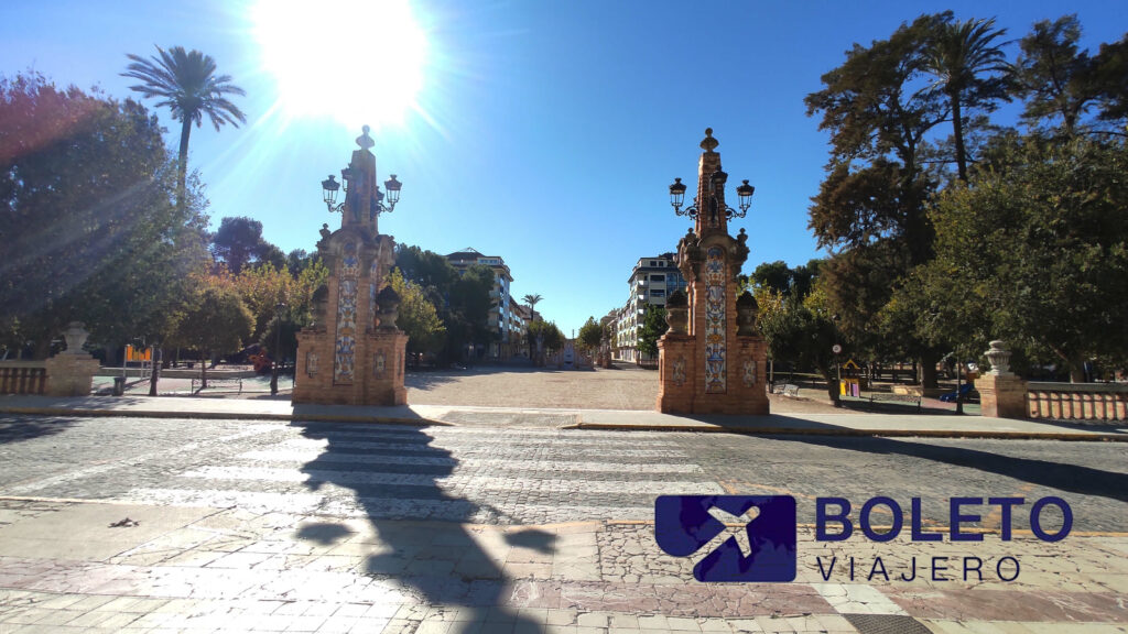 Las pilastras de la entrada al Parque Navarro Daràs vistas desde el Passeig de Carcaixent