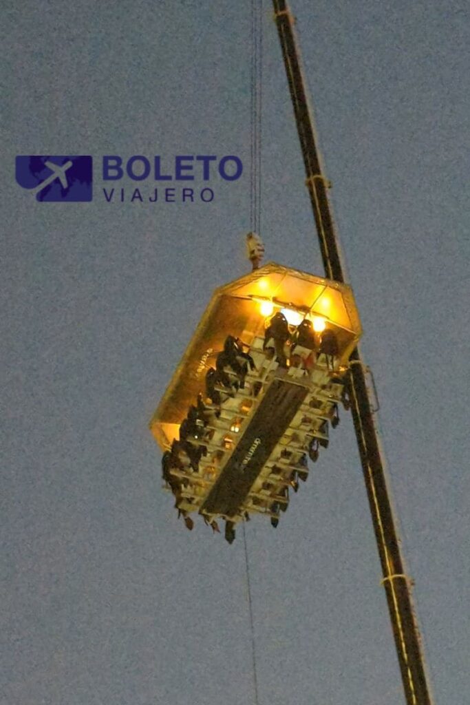 Plataforma-de-dinner-in-the-sky-suspendida-de-noche