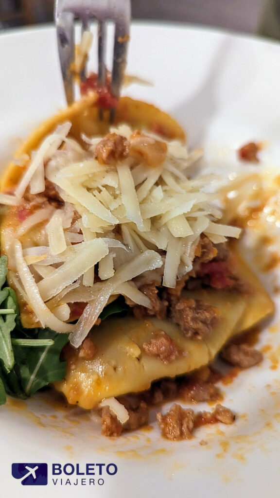 Pasta Mezzaluna Funghi con salsa Ragú en pizzería Capisci