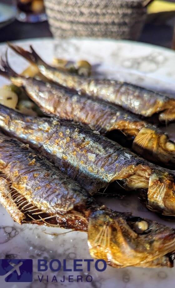 Sardinas a la brasa con abas y cebolla