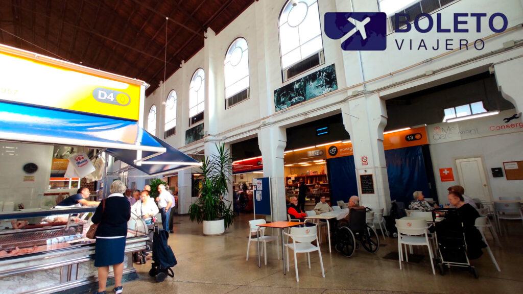 Vista de la venta de pollos y punto donde degustar comidas tradicionales españolas antes oy después de hacer las compras