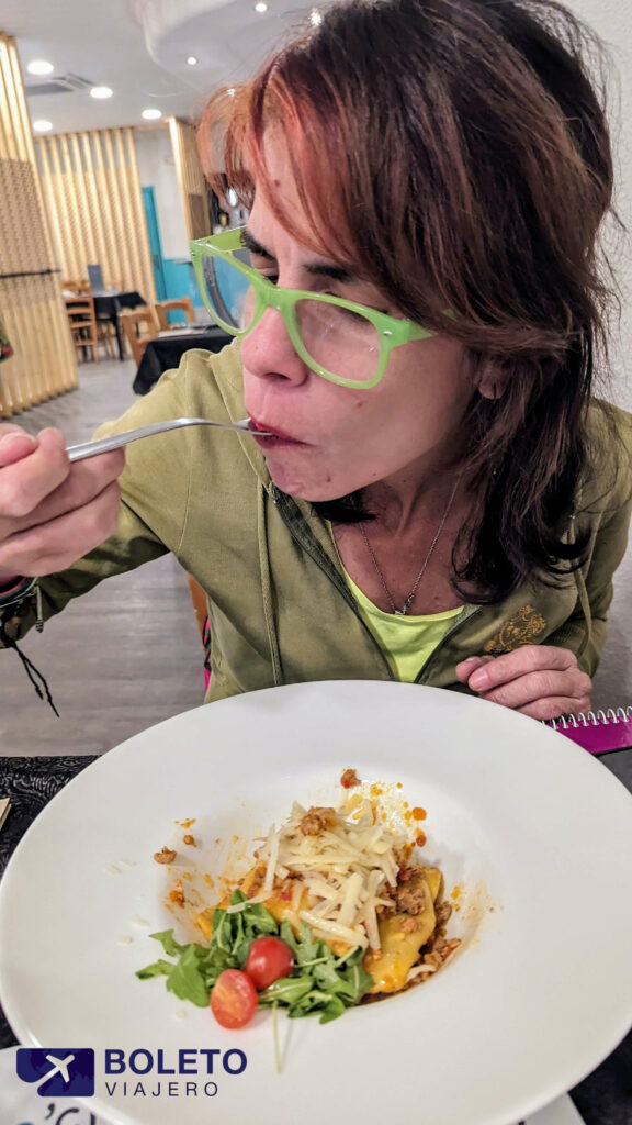 Arleth Vitanza comiendo pasta Mezzaluna Funghi en el restaurante Capisci